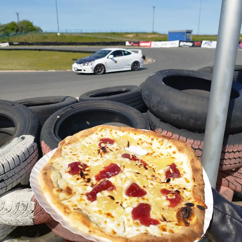 Pizza z food trucka trzymana w plenerze