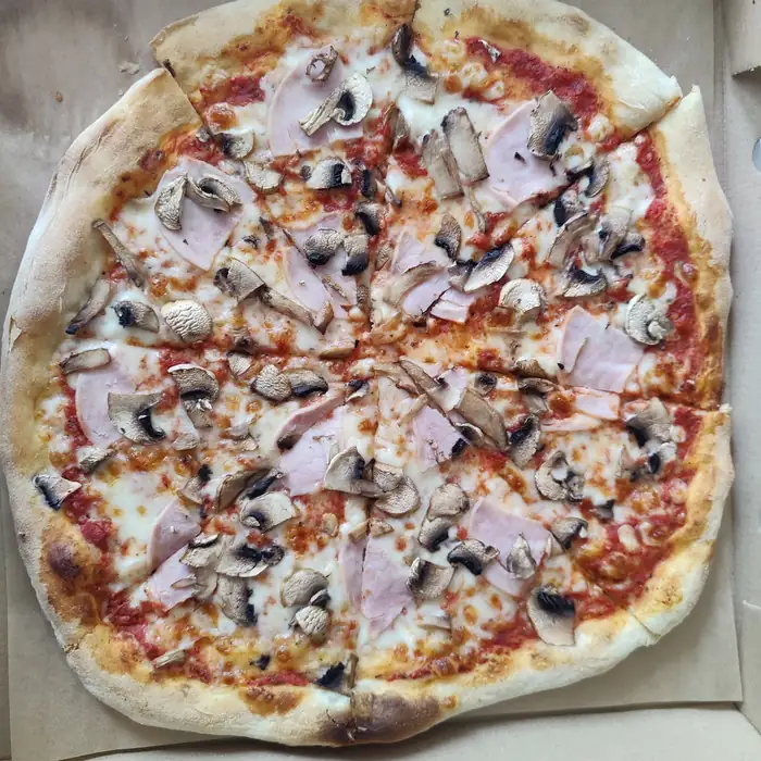 Pizza z szynką i pieczarkami w pudełku