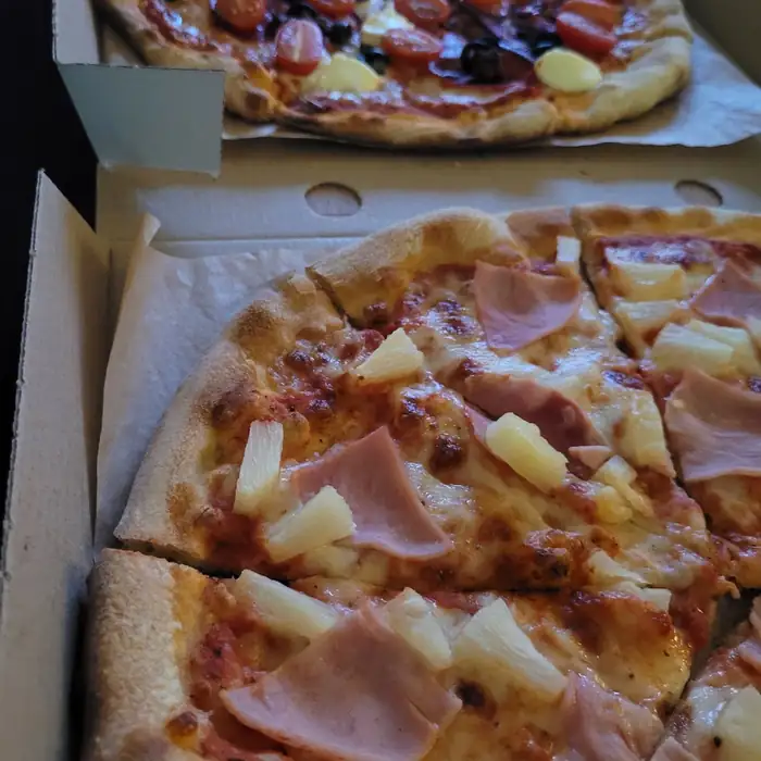 Pizza Hawaii w pudełku