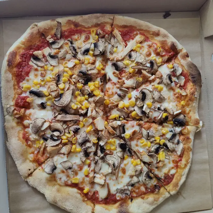 Pizza z kurczakiem i kukurydzą w pudełku