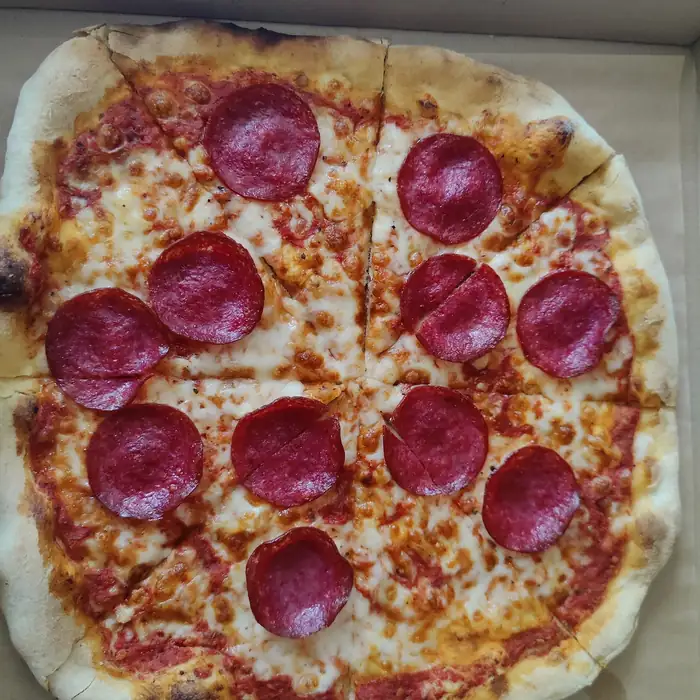 Pizza z salami w pudełku