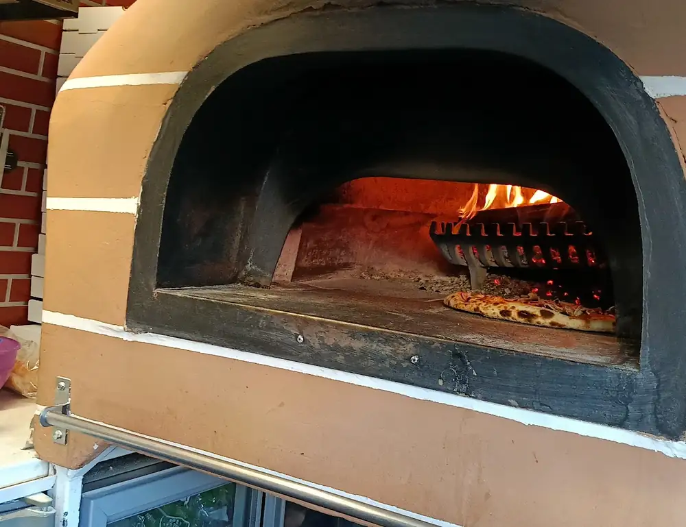 Piec opalany drewnem z pizzą w środku