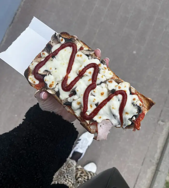 Zapiekanka z sosem w dłoni